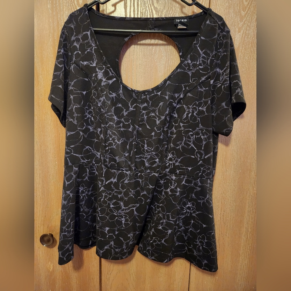 Torrid Black Purple Floral Peplum SS Shirt Top Plus Size 1 (1X/14/16) Open Back